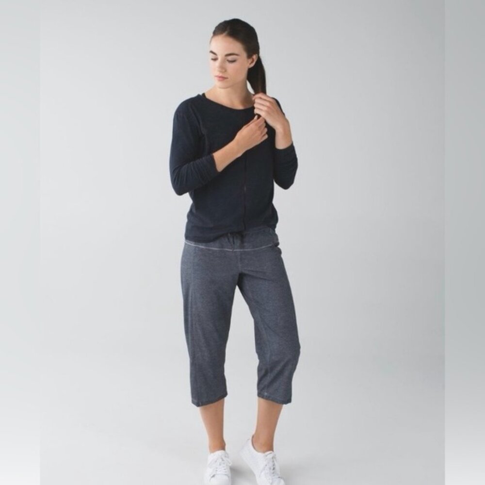 Lululemon Step Lively CropHeathered Texture Printed Greyt Deep Coal size 4 EUC